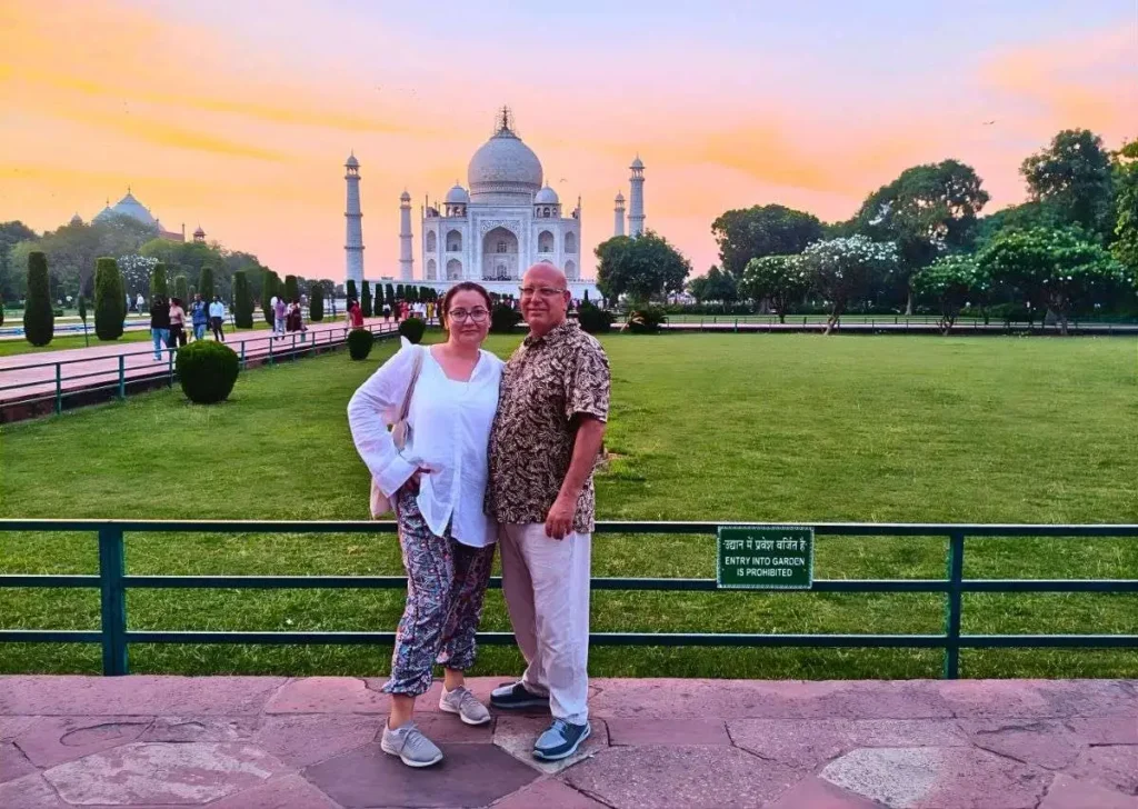How Far is the Taj Mahal from New Delhi