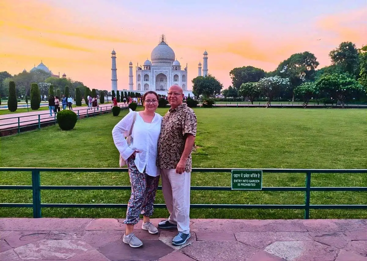 How Far is the Taj Mahal from New Delhi